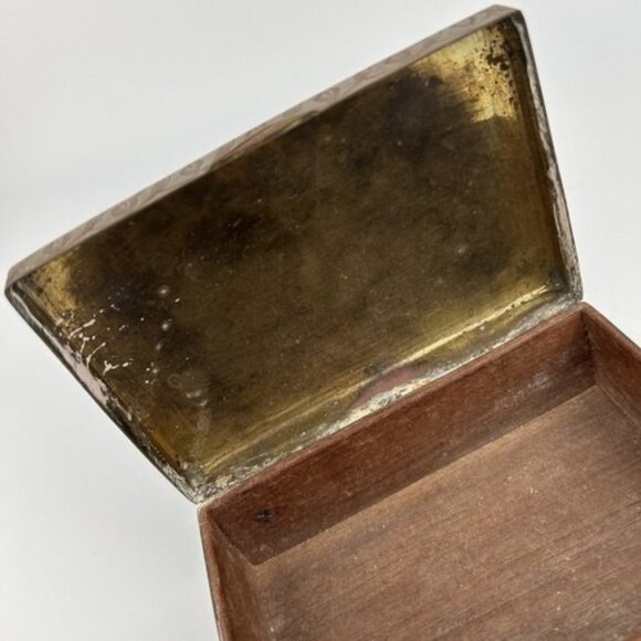 Vintage Beautiful White Floral Etched Brass Trinket Jewelry Box*Wood Lined - Picture 10 of 15